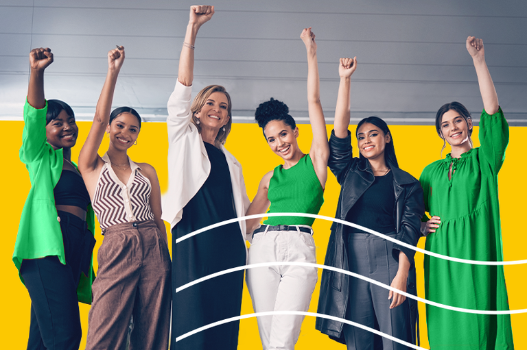 Seis mulheres, três utilizando peças de roupas na cor verde, aparecem sorrindo e com um dos punho erguidos. Há um fundo amarelo atrás delas e, na parte superior, um elemento que lembra a folha de um caderno. Três linhas curvas brancas aparecem do centro para a direita da imagem, na parte inferior do quadro, em frente a quatro das mulheres.
