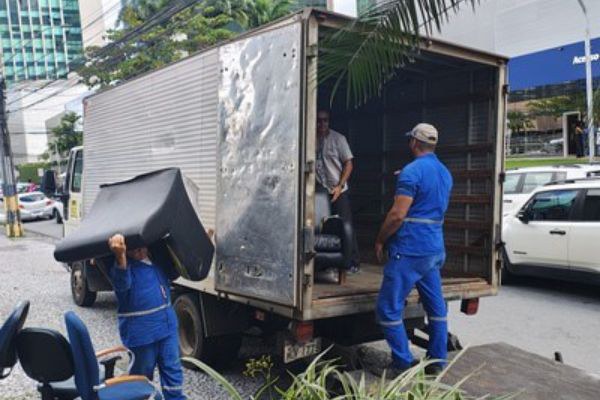 A imagem mostra um caminhão da UFPB e funcionários carregando as doações da PRR5.