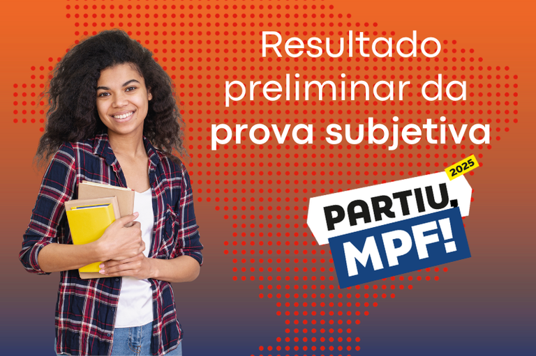 Fundo degradê em laranja e azul e os dizeres em branco: resultado preliminar da prova subjetiva, partiu mpf 2025. Do lado esquerdo da imagem, uma adolescente negra sorri enquanto segura livros.