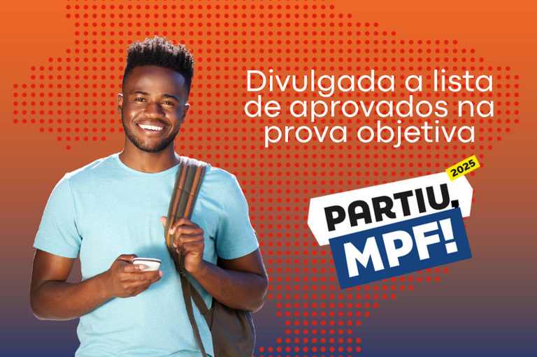 A ilustração mostra um rapaz sorrindo à esquerda na imagem. Ele segura a alça da mochila com uma mão e o celular na outra mão. à direita na imagem, estão as frases: "Divulgada a lista de aprovados na prova objetiva" e "Partiu, MPF!".