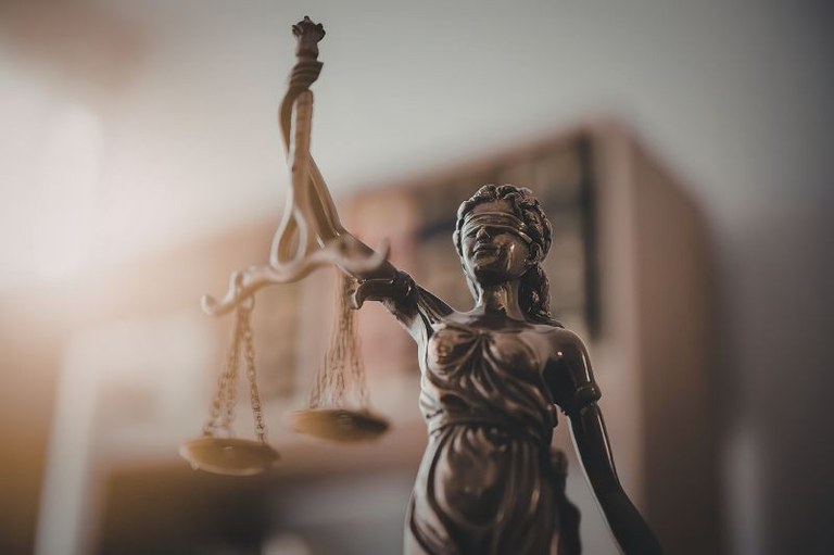 Imagem mostra a deusa da Justiça artemis com a balança da justiça em um dos braços
