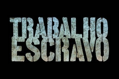 Arte mostra as palavras "Trabalho escravo" escritas em letras brancas sobre fundo preto.