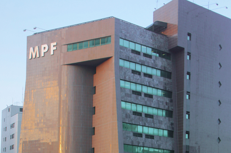 Fachada do prédio onde funciona a PRR5ª, com cerâmica vermelha-salmão, e a sigla MPF em tom de prata.