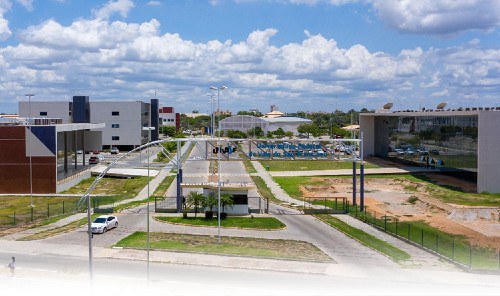 Foto mostra fachada do campus da Univasf em Petrolina