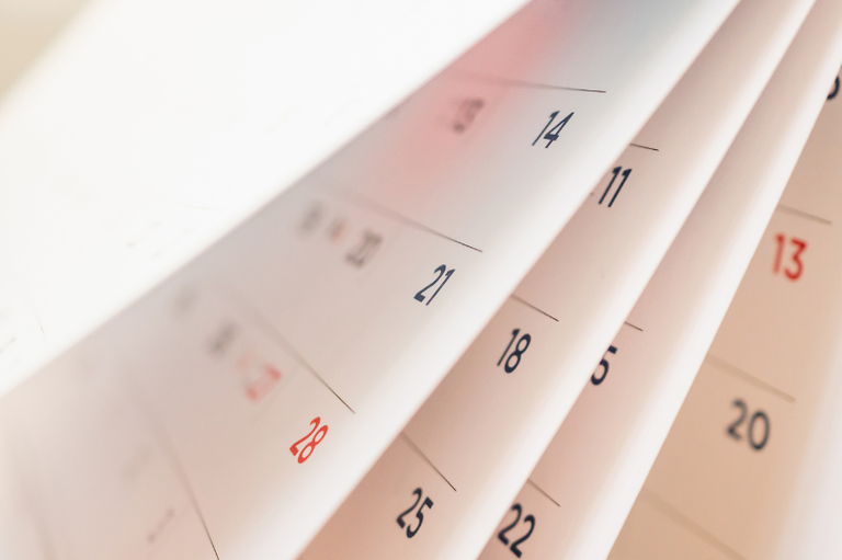 A imagem mostra quatro folhas de calendário.