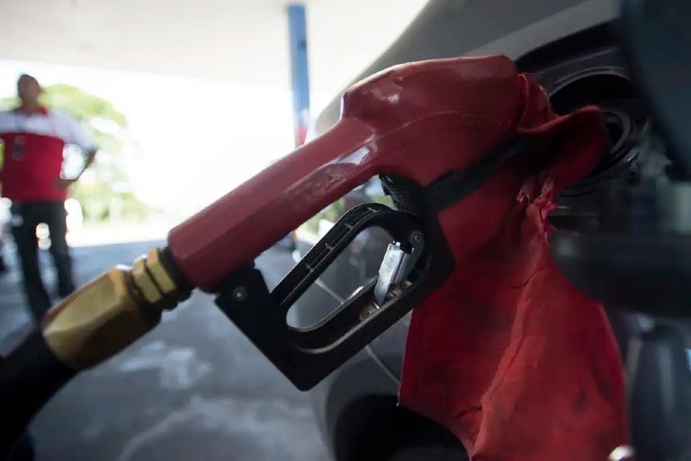 Foto em close de uma bomba de combustível vermelho