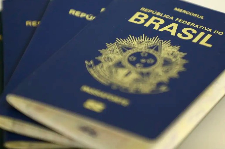 foto da capa de um passaporte brasileiro