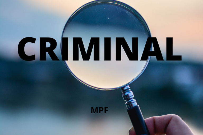 Arte mostra uma mão segurando uma lupa. Em branco está escrito criminal