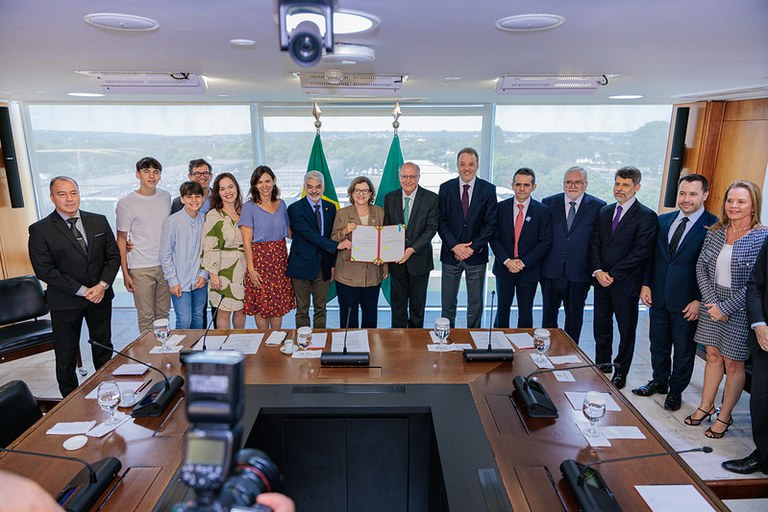 Foto em que o vice-presidente da República, membros do MPF, familiares de Pedro Jorge e autoridades mostram documento que inclui o nome do procurador Pedro Jorge no Livro Heróis e Heroínas da Pátria.