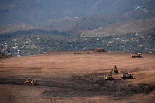 Foto de máquinas trabalhando em área de mineração