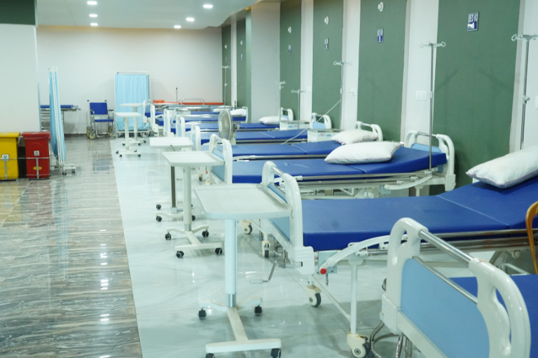 Foto mostra camas de hospital