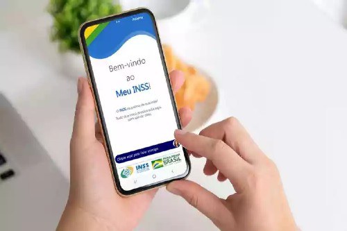 Foto mostra uma pessoa acessando o app do INSS