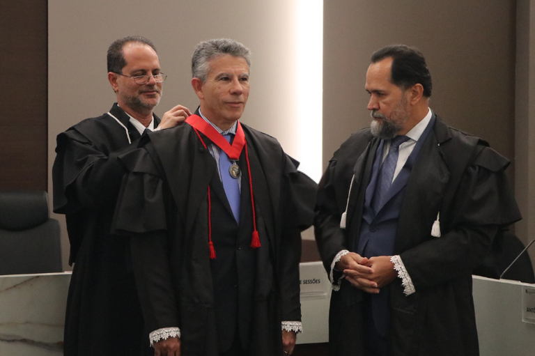 Foto com o procurador regional eleitoral, José Jairo Gomes, sendo condecorado com a Medalha Vaz de Mello
