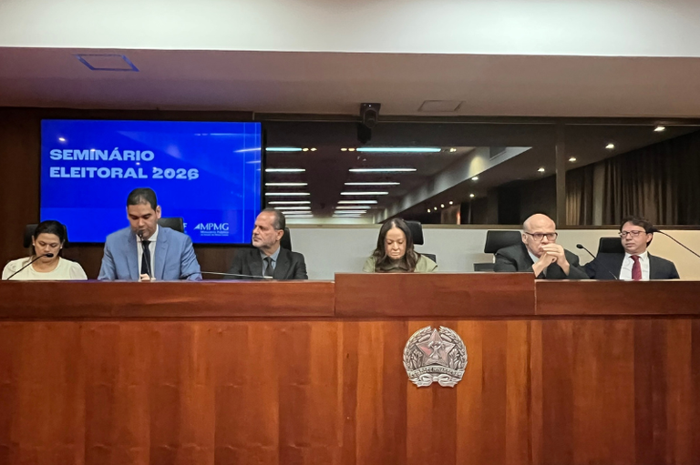 Foto da mesa inicial do evento com a presença das autoridades