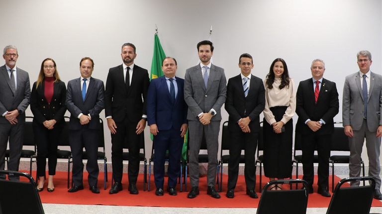 Foto com as seguintes autoridades: Da esq. para a dir.: procurador-geral da ALMG, André Moura Moreira; secretária de Estado de Planejamento e Gestão de Minas Gerais, Sílvia Listgarten; procurador-chefe do MPT, Arlélio de Carvalho Lage; procurador-regional da República, Patrick Salgado Martins; presidente do TRF6, desembargador federal Vallisney Oliveira; presidente da ALMG, Tadeu Leite; procurador-chefe da República em Minas Gerais, Carlos Henrique Dumont Silva; superintendente de Patrimônio da União em Minas Gerais, Lorhany de Almeida; consultor jurídico da União em Minas Gerais, Anderson Diniz; advogado-geral do Estado de Minas Gerais, Sérgio Pessoa