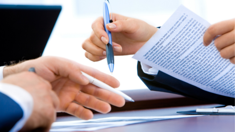 Imagem de acordo sendo firmado