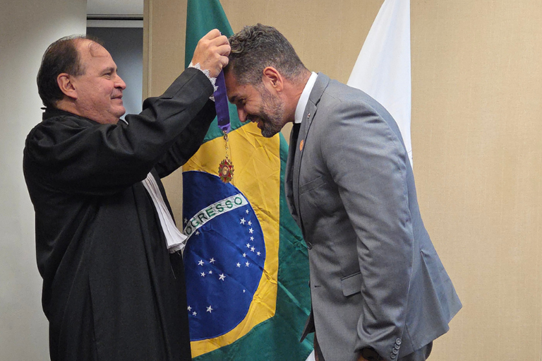 Foto do Procurador-chefe regional Patrick Salgado Martins recebe Colar do Mérito das mãos do presidente do TRF6, Vallisney de Souza Oliveira