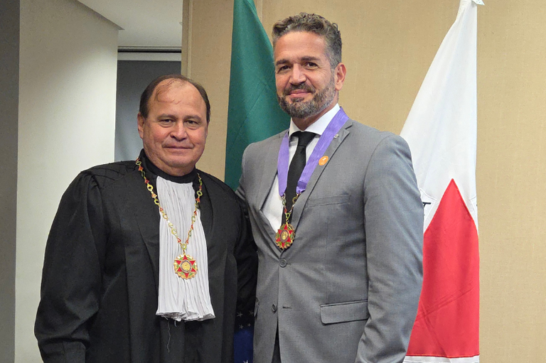 Foto do Procurador-chefe regional Patrick Salgado Martins recebe Colar do Mérito das mãos do presidente do TRF6, Vallisney de Souza Oliveira