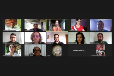 #PraCegoVer #PraTodosVerem: Imagem retangular com captura de tela (printscreen) de videoconferência em que há mosaico quadriculado com rostos ou nomes dos participantes da reunião online