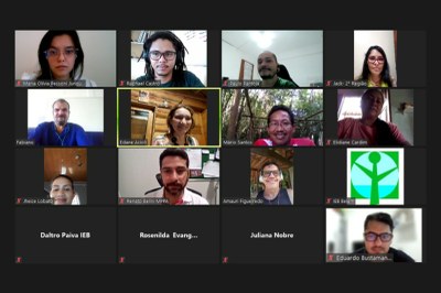 #ParaTodosVerem: Captura de tela (printscreen) de videoconferência em que há mosaico quadriculado com rostos ou imagens de nomes de 16 participantes de reunião on-line.