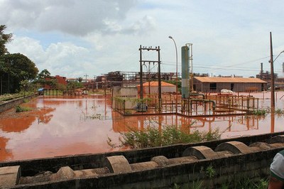 Fotos de terrenos encharcados de lama e de lama em construções em fevereiro de 2018 em Barcarena, no Pará