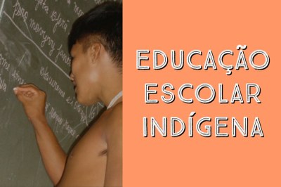 Foto de indígena. Ele escreve com giz em lousa. Ao lado direito da foto, o texto Educação Escolar Indígena.