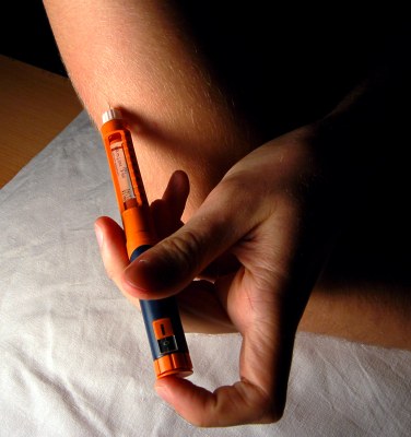 Aplicação de insulina. Imagem em domínio público, via Wikipedia