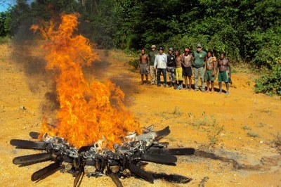 Indígenas e fiscais do Ibama queimam motosserras apreendidas na operação Kayapó, em 2014, que deu origem à operação Rios Voadores (foto: Ibama) 