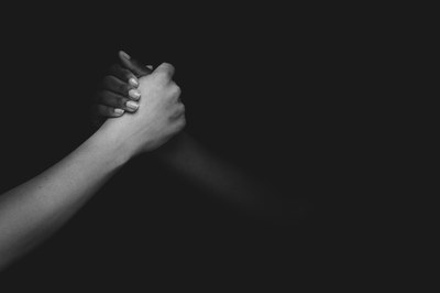 Duas mãos unidas, uma branca e uma preta
