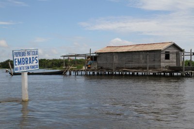 Placa no Lago do Maicá indicando propriedade particular em localidade habitada por comunidades tradicionais (imagem disponível na ação)