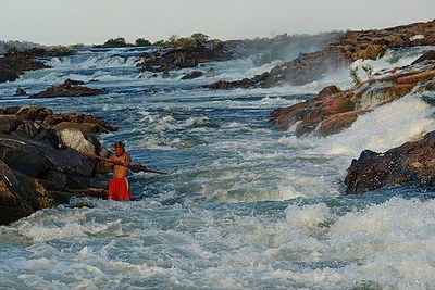Em foto de 2010, índio Xipaia na cachoeira do Jericoá, na Volta Grande do Xingu (créditos: Verena Glass / Campanha Xingu Vivo, em licença Creative Commons BY-NC-SA 2.0, via compfight.com)
