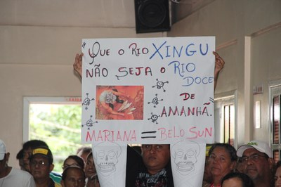 Moradores da Volta Grande do Xingu protestam contra a mineradora durante audiência pública em Altamira