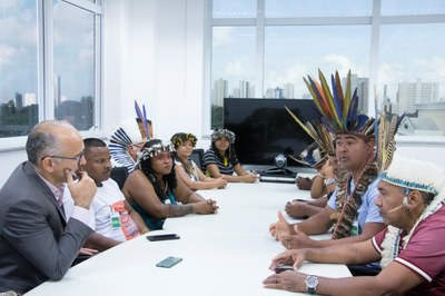 Foto mostra representantes dos povos indígenas e Procurador José Godoy ao redor de mesa em reunião para discutir questões sobre demarcação das terras tabajaras 