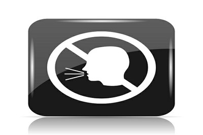 Símbolo de uma pessoa falando com o sinal de proibido falar. Arte nas cores preta e branca