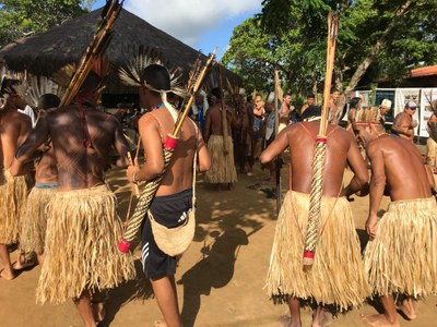 #pracegover indígenas dançando em aldeia
