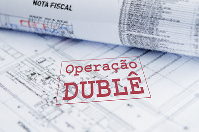 #pracegover representações de notas fiscais com o carimbo contendo "operação dublê" em letras vermelhas