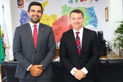 Fotografia de dois homens de terno em pé, voltados para a câmera, sendo procurador regional eleitoral, Renan Paes Felix, na esquerda, e o procurador-geral de Justiça, Antônio Hortêncio Rocha na direita