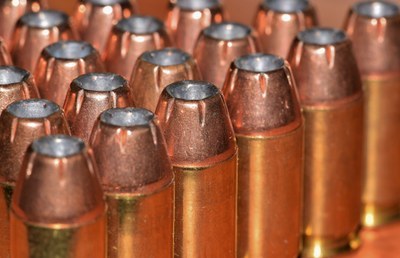 A imagem mostra várias munições enfileiradas.