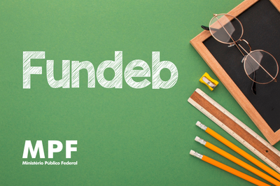 Foto com fundo verde com óculos sobre quadro verde, ao lado de três lápis, apontador e régua, com texto "Fundeb" em letras que simulam riscos de giz, e logomarca do MPF.