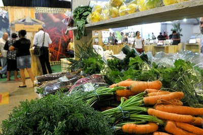 Foto de Verduras e legumes expostos em feira de produtores familiares em Brasília