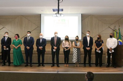 Foto de autoridades, no palco de um auditório no Acre, durante ato que marcou o lançamento de iniciativas destinadas à criação de rede de proteção social a migrantes e refugiados