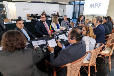 participantes do encontro sentados na mesa de discussões