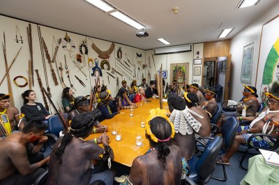 Foto de indígenas reunidos com membros do MPF