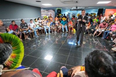 Foto de indígenas e membros do MPF reunidos em círculo. No centro está o procurador da República Felício Pontes.
