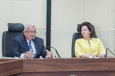 Foto mostra à esquerda, o PGR interino, Alcides Martins, e à direita, a ex-PGR, Raquel Dodge
