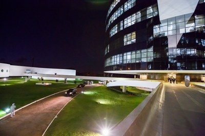 Foto mostra parte dos prédios da PGR, que recebem iluminação artificial