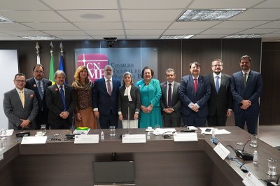 Foto do PGR e representantes dos Poderes 