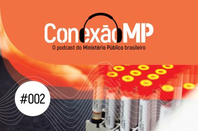 Arte retangular com fundo na cor alaranjada escrito conexão mp, o podcast do mp brasileiro