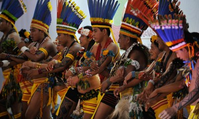 Foto mostra indígenas de braços dados