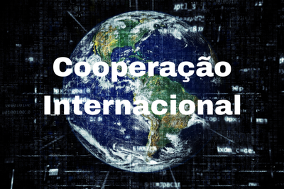 Arte retangular sobre a foto do planeta terra. Está escrito cooperação internacional ao centro, na cor branca.